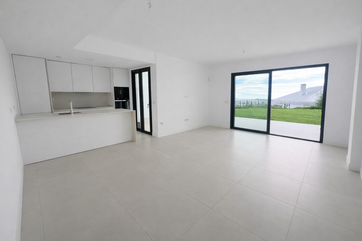 3 Bed Apartment for sale in Fuengirola Costa Del Sol, Málaga, Spain