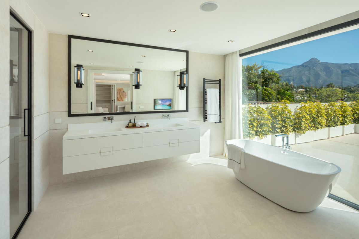 Se vende Villa - Chalet de 5 dormitorios en Costa Del Sol, Málaga, España