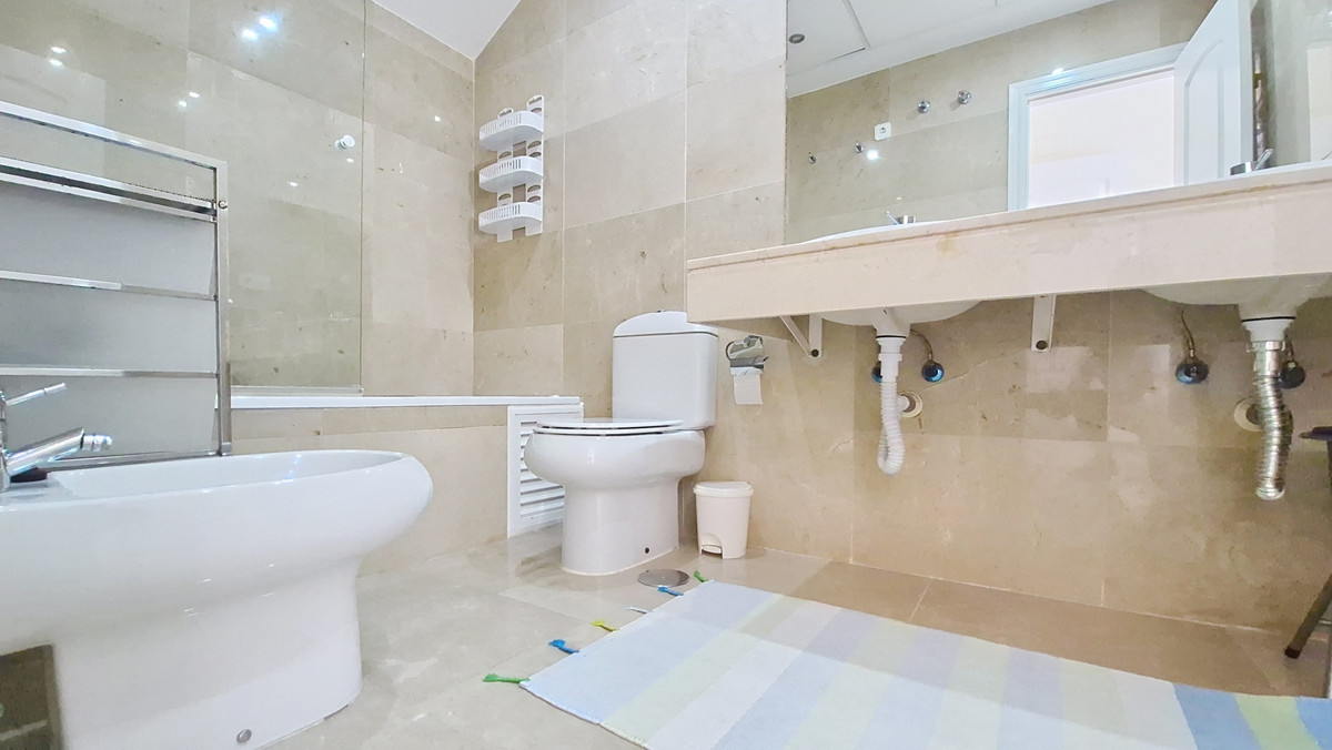 3 Bed Apartment for sale in La Duquesa Costa Del Sol, Málaga, Spain
