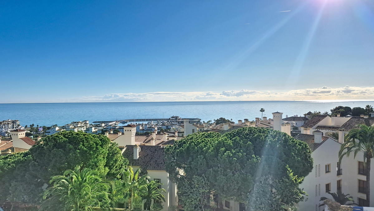 3 Bed Apartment for sale in La Duquesa Costa Del Sol, Málaga, Spain
