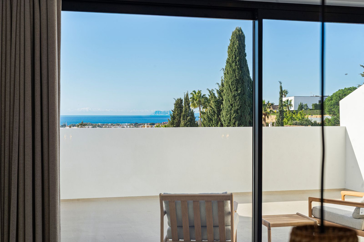 4 Bed Townhouse for sale in Benahavís Costa Del Sol, Málaga, Spain
