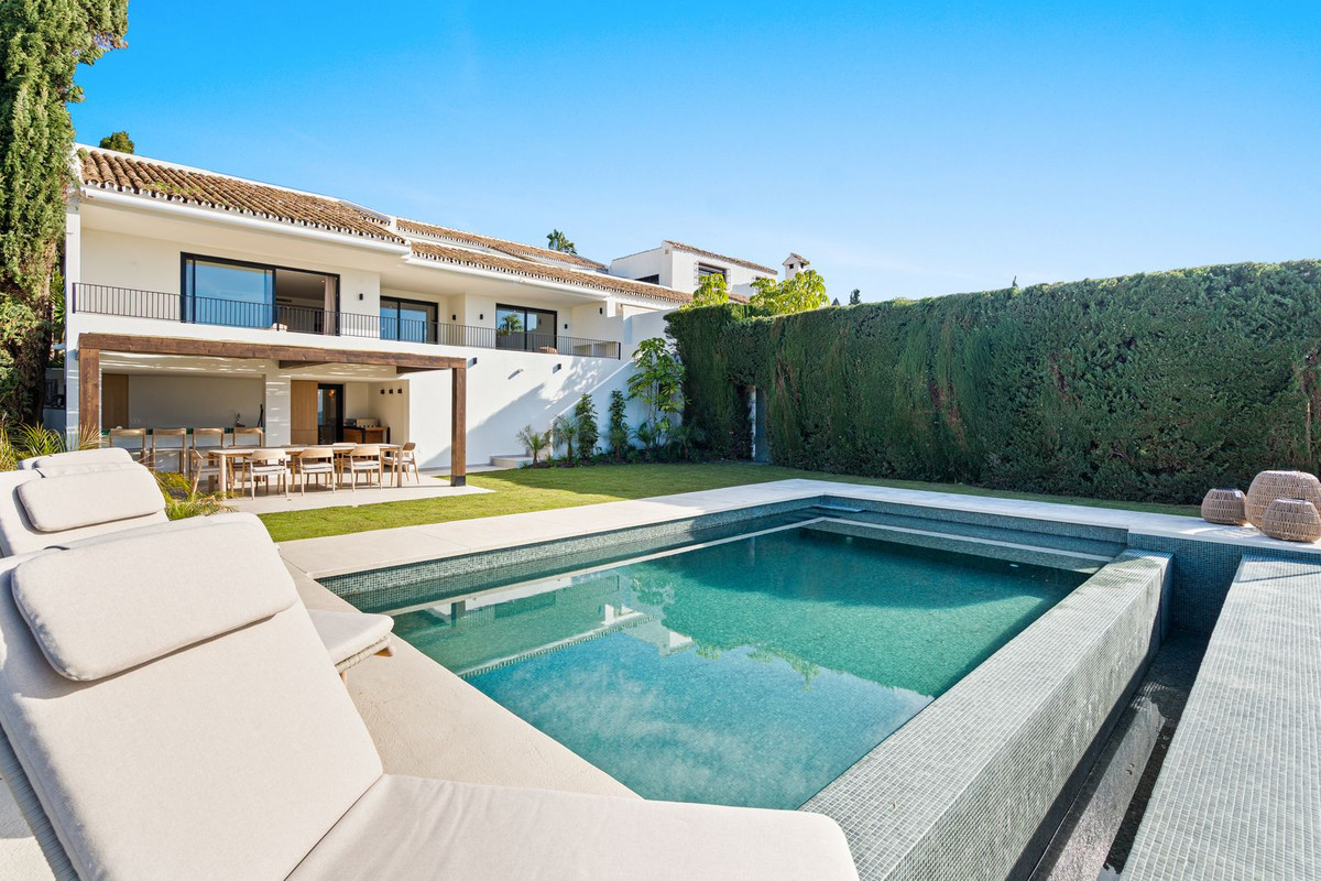 4 Bed Townhouse for sale in Benahavís Costa Del Sol, Málaga, Spain