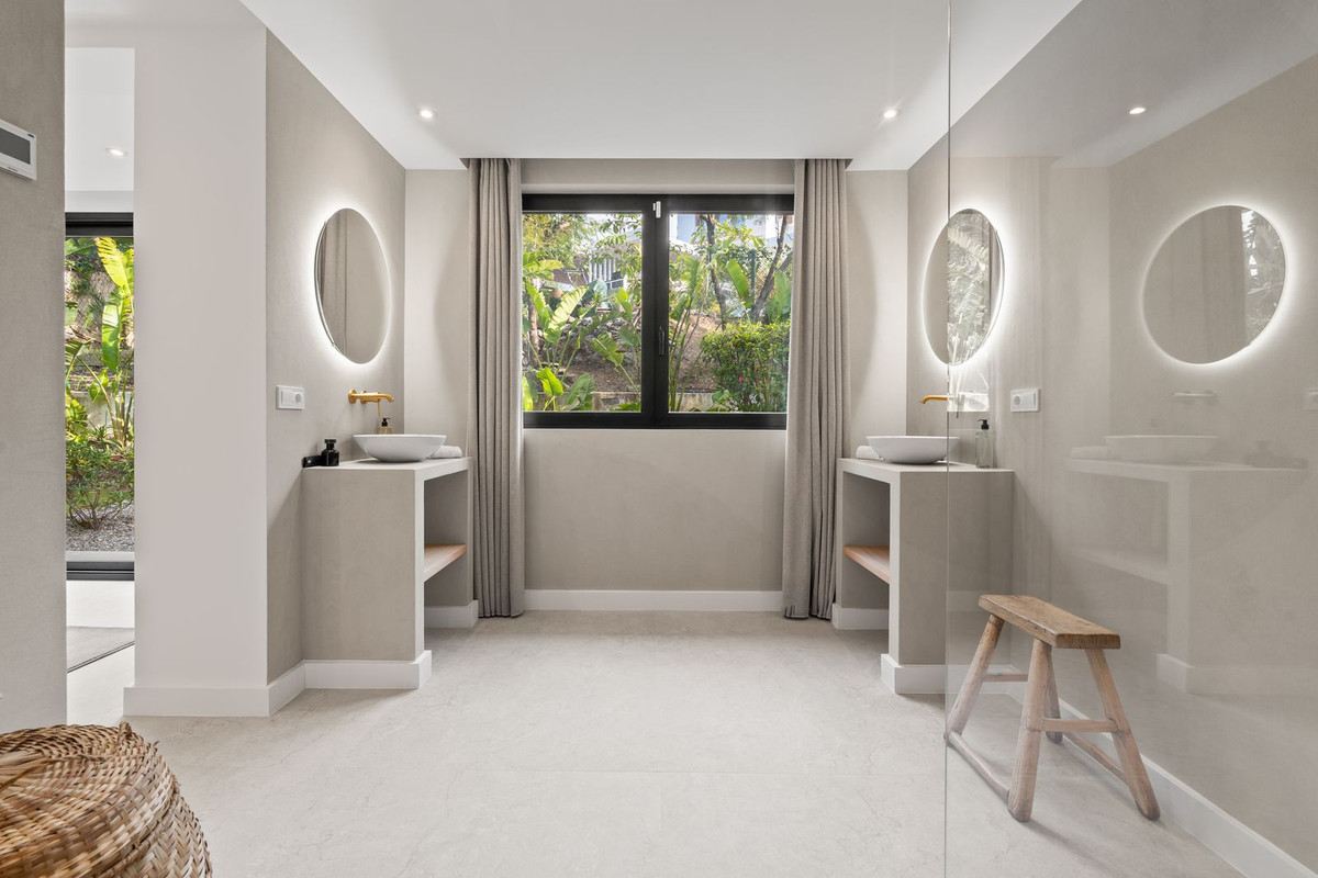 4 Bed Townhouse for sale in Benahavís Costa Del Sol, Málaga, Spain