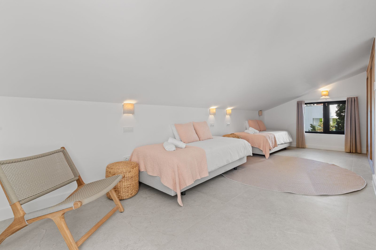 4 Bed Townhouse for sale in Benahavís Costa Del Sol, Málaga, Spain