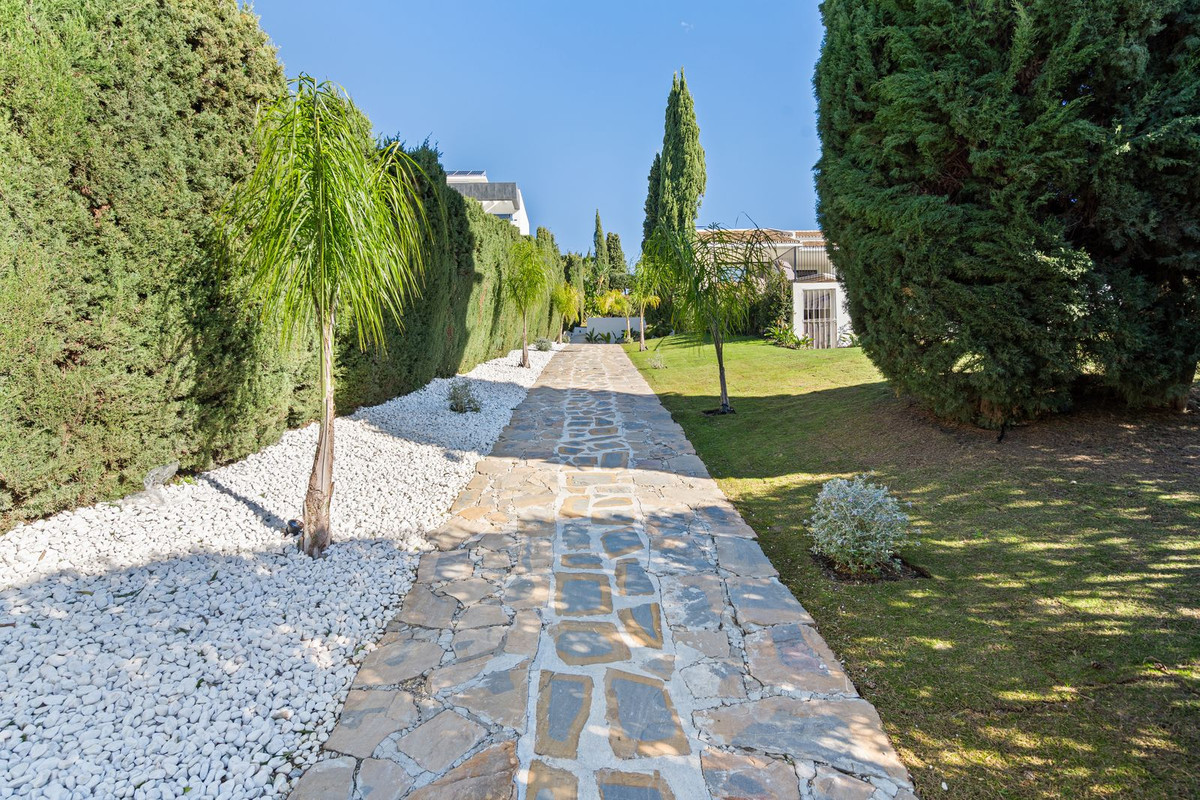 4 Bed Townhouse for sale in Benahavís Costa Del Sol, Málaga, Spain