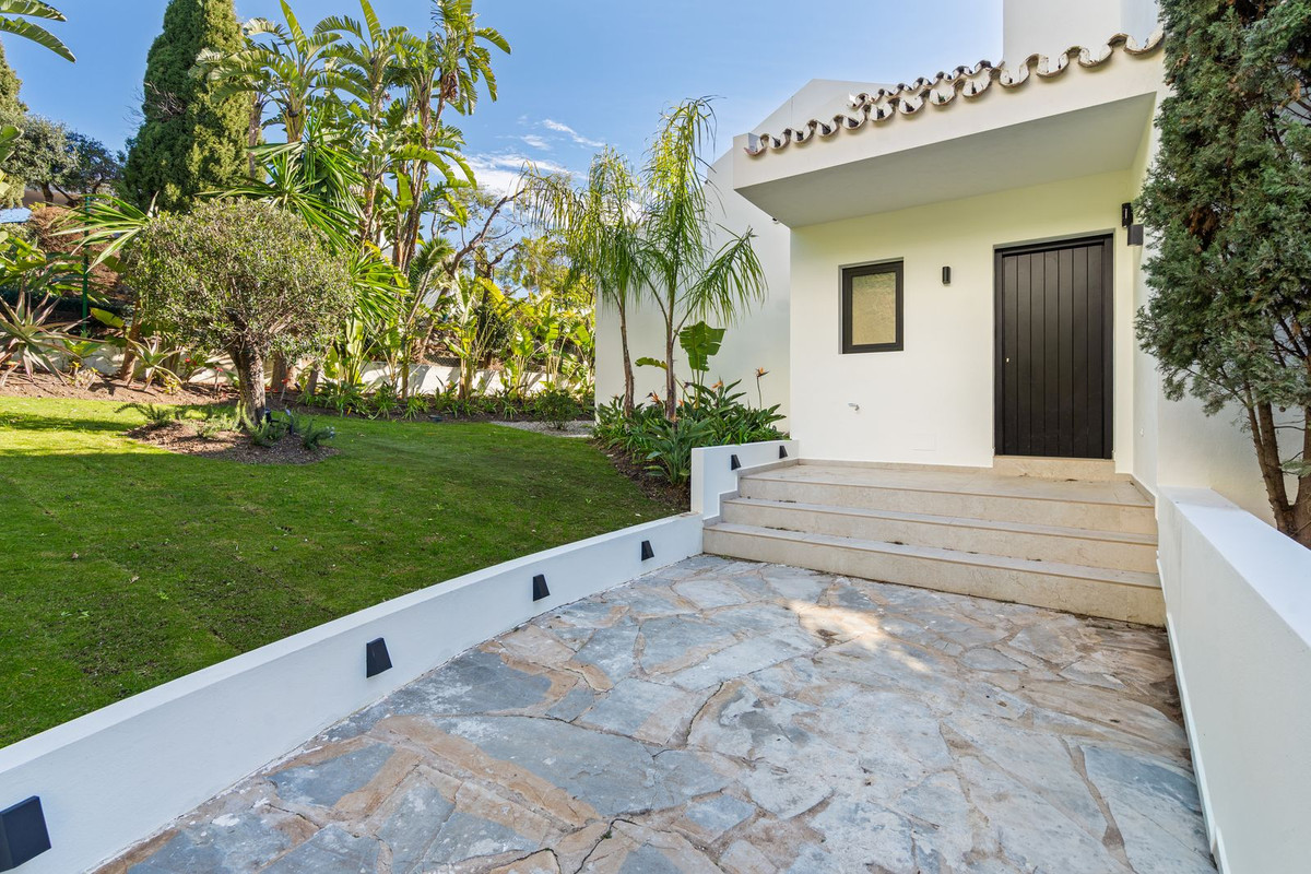 4 Bed Townhouse for sale in Benahavís Costa Del Sol, Málaga, Spain