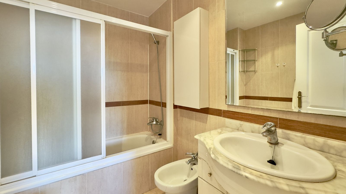 Se vende Apartamento Planta Media de 2 dormitorios en Costa Del Sol, Málaga, España