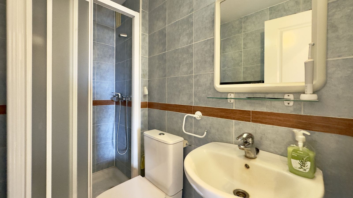 Se vende Apartamento Planta Media de 2 dormitorios en Costa Del Sol, Málaga, España