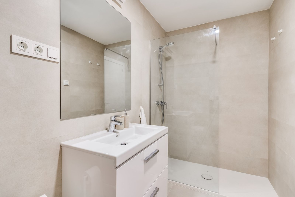 Se vende Apartamento Planta Media de 2 dormitorios en Costa Del Sol, Málaga, España
