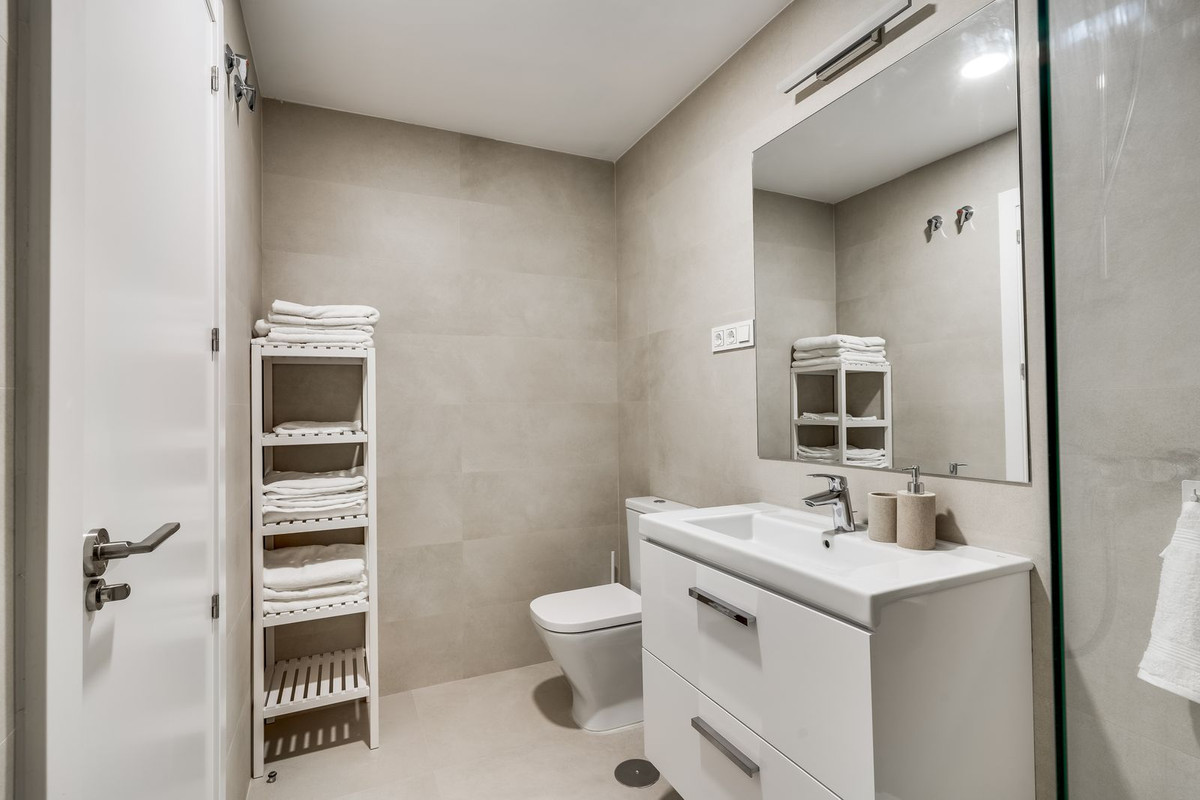 Se vende Apartamento Planta Media de 2 dormitorios en Costa Del Sol, Málaga, España