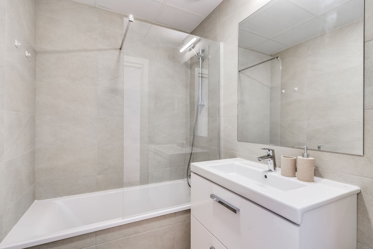 Se vende Apartamento Planta Media de 2 dormitorios en Costa Del Sol, Málaga, España