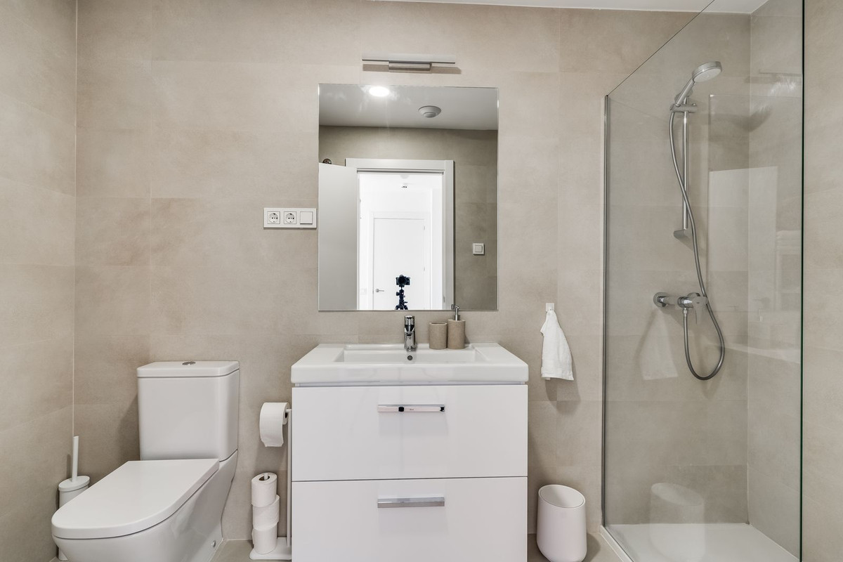 Se vende Apartamento Planta Media de 2 dormitorios en Costa Del Sol, Málaga, España