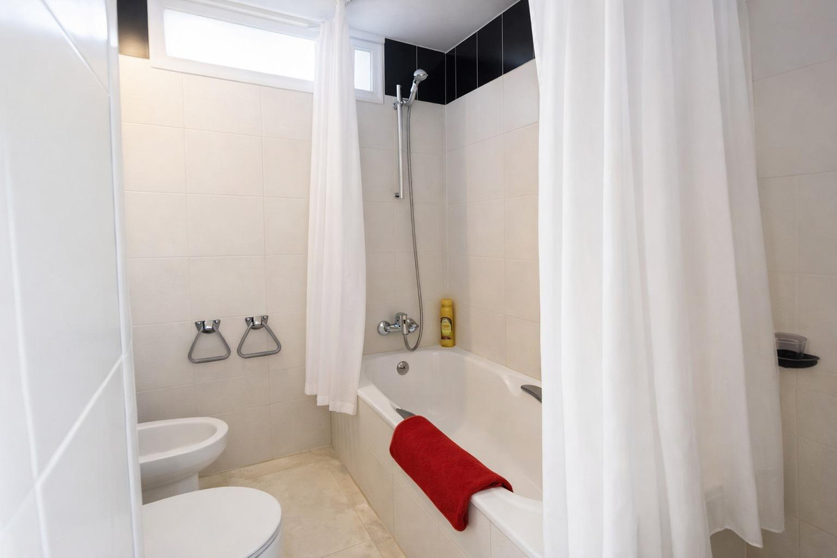 Se vende Apartamento Planta Baja de 3 dormitorios en Costa Del Sol, Málaga, España