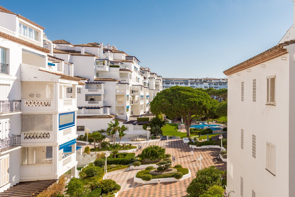 2 Bed Apartment for sale in Puerto Banús Costa Del Sol, Málaga, Spain