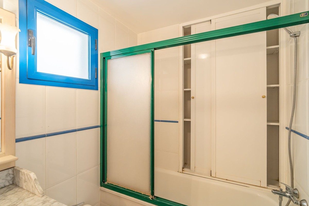 Se vende Apartamento Planta Media de 3 dormitorios en Costa Del Sol, Málaga, España