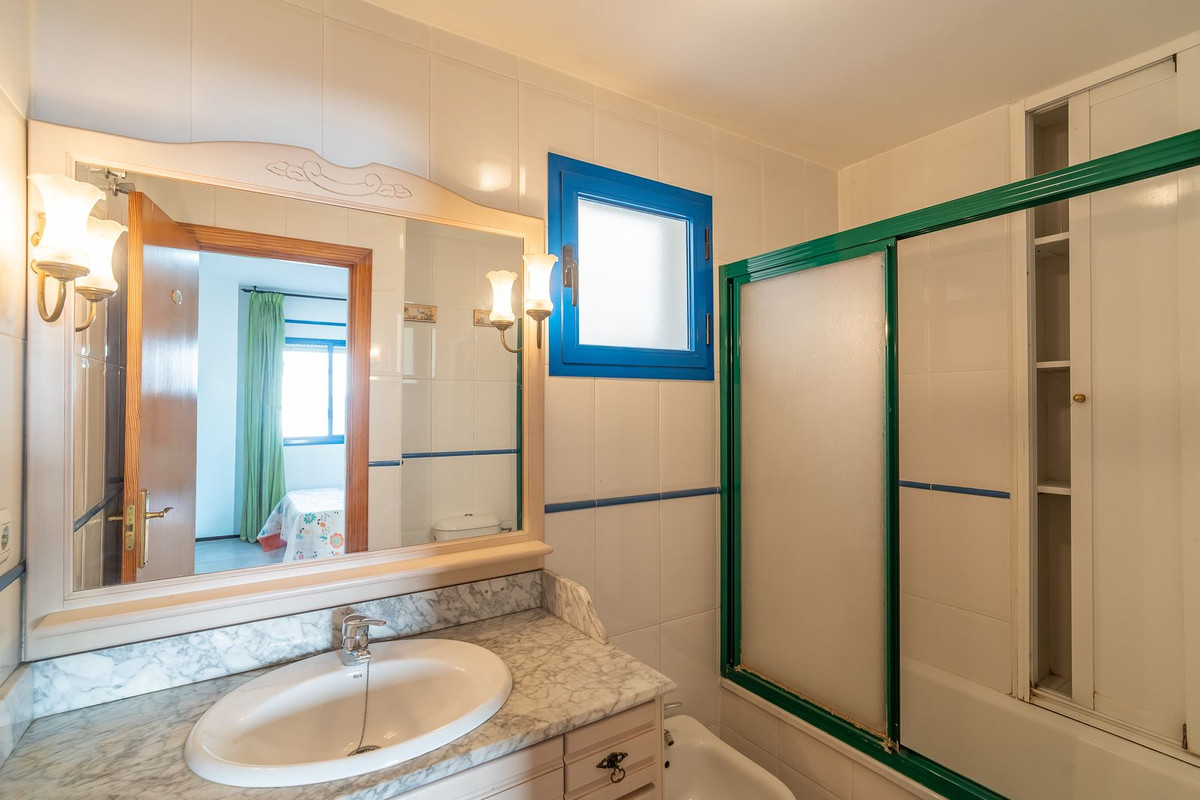 Se vende Apartamento Planta Media de 3 dormitorios en Costa Del Sol, Málaga, España