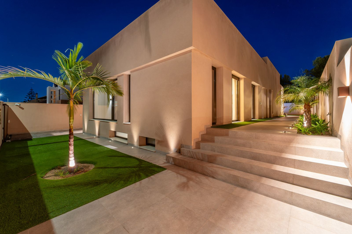 Se vende Villa - Chalet de 4 dormitorios en Costa Del Sol, Málaga, España