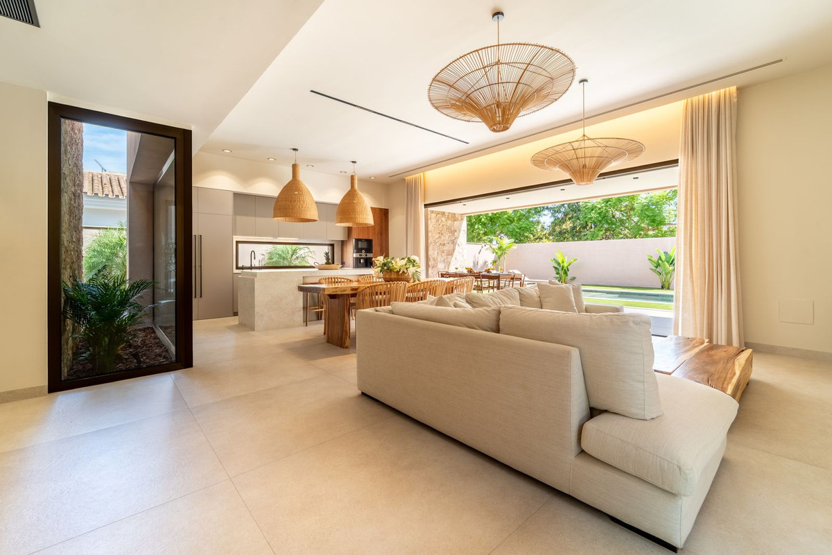 Se vende Villa - Chalet de 4 dormitorios en Costa Del Sol, Málaga, España