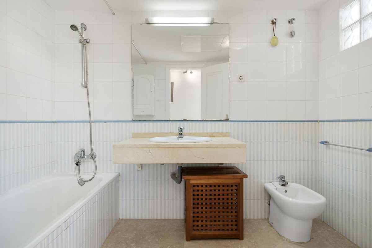 Se vende Apartamento Planta Media de 2 dormitorios en Costa Del Sol, Málaga, España