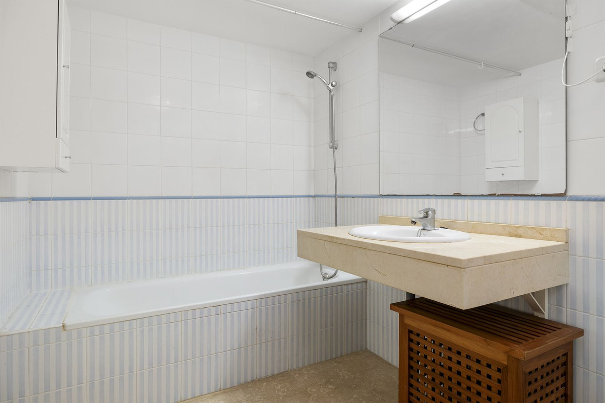 Se vende Apartamento Planta Media de 2 dormitorios en Costa Del Sol, Málaga, España