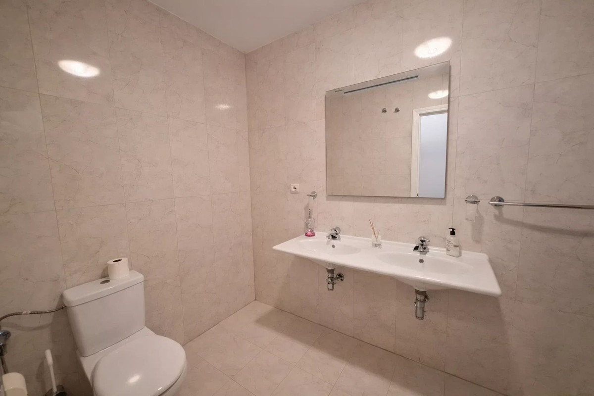 3 Bed Apartment for sale in La Duquesa Costa Del Sol, Málaga, Spain