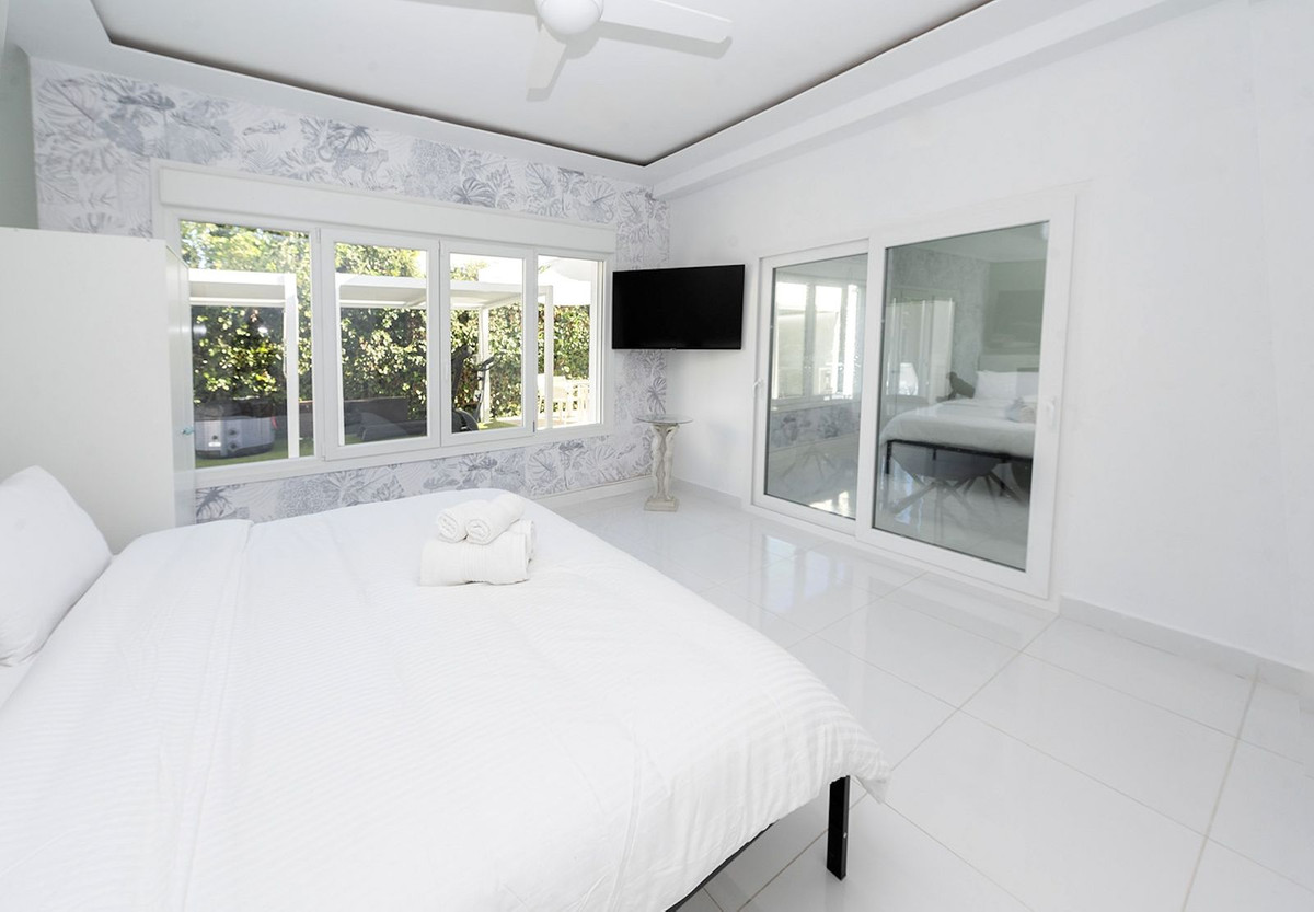 Se vende Villa - Chalet de 6 dormitorios en Costa Del Sol, Málaga, España