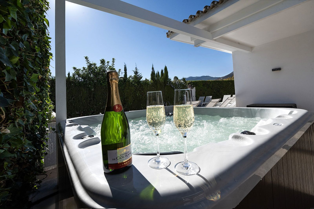Se vende Villa - Chalet de 6 dormitorios en Costa Del Sol, Málaga, España