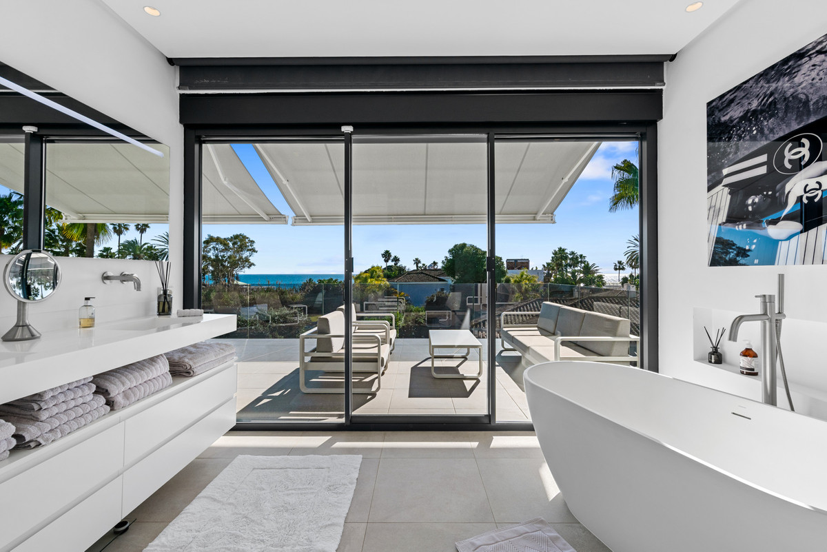 Se vende Villa - Chalet de 4 dormitorios en Costa Del Sol, Málaga, España