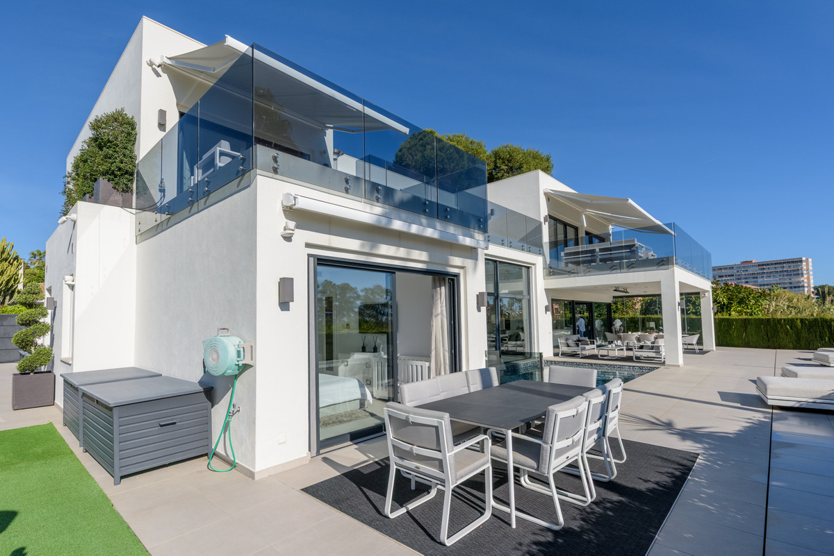 Se vende Villa - Chalet de 4 dormitorios en Costa Del Sol, Málaga, España