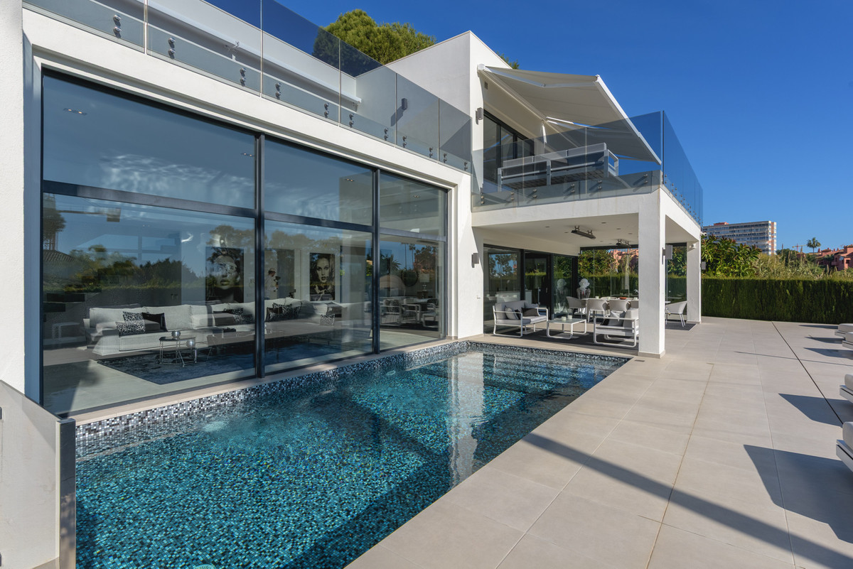 Se vende Villa - Chalet de 4 dormitorios en Costa Del Sol, Málaga, España