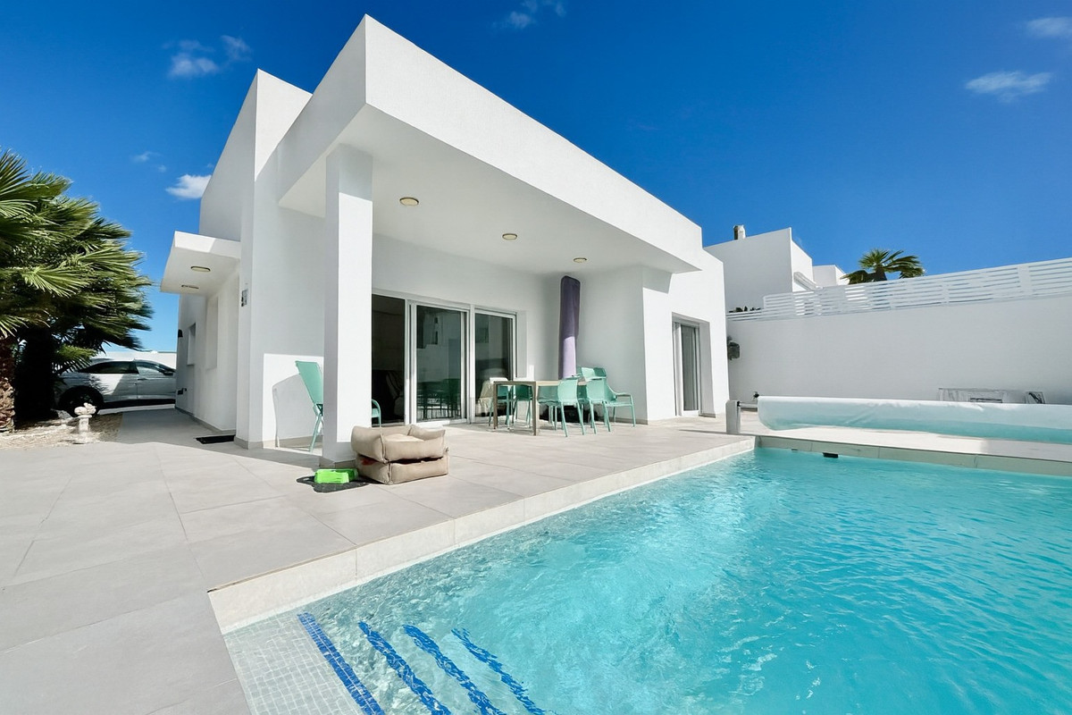 Se vende Villa - Chalet de 3 dormitorios en Costa Blanca, Alicante, España
