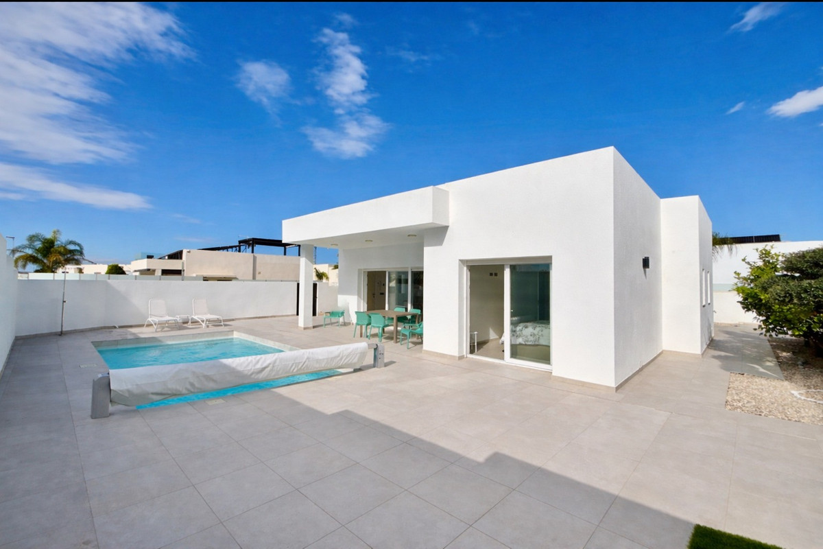 Se vende Villa - Chalet de 3 dormitorios en Costa Blanca, Alicante, España
