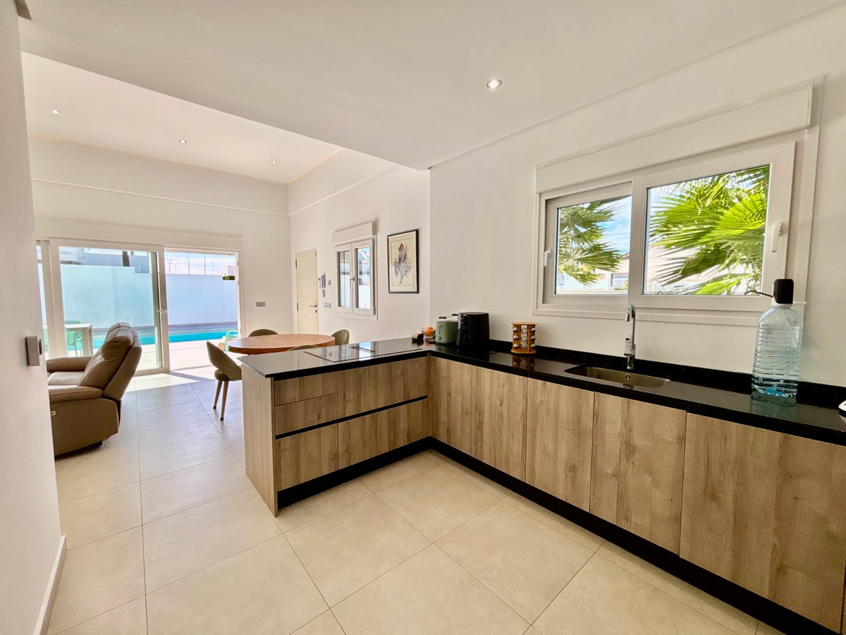 Se vende Villa - Chalet de 3 dormitorios en Costa Blanca, Alicante, España