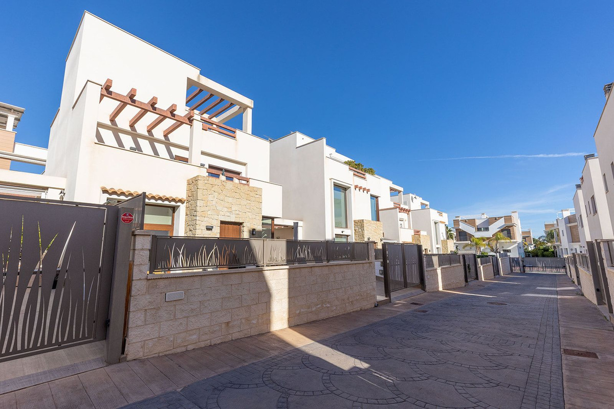Se vende Villa - Chalet de 3 dormitorios en Costa Blanca, Alicante, España