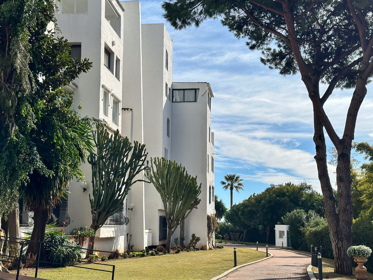 2 Bed Apartment for sale in Puerto Banús Costa Del Sol, Málaga, Spain