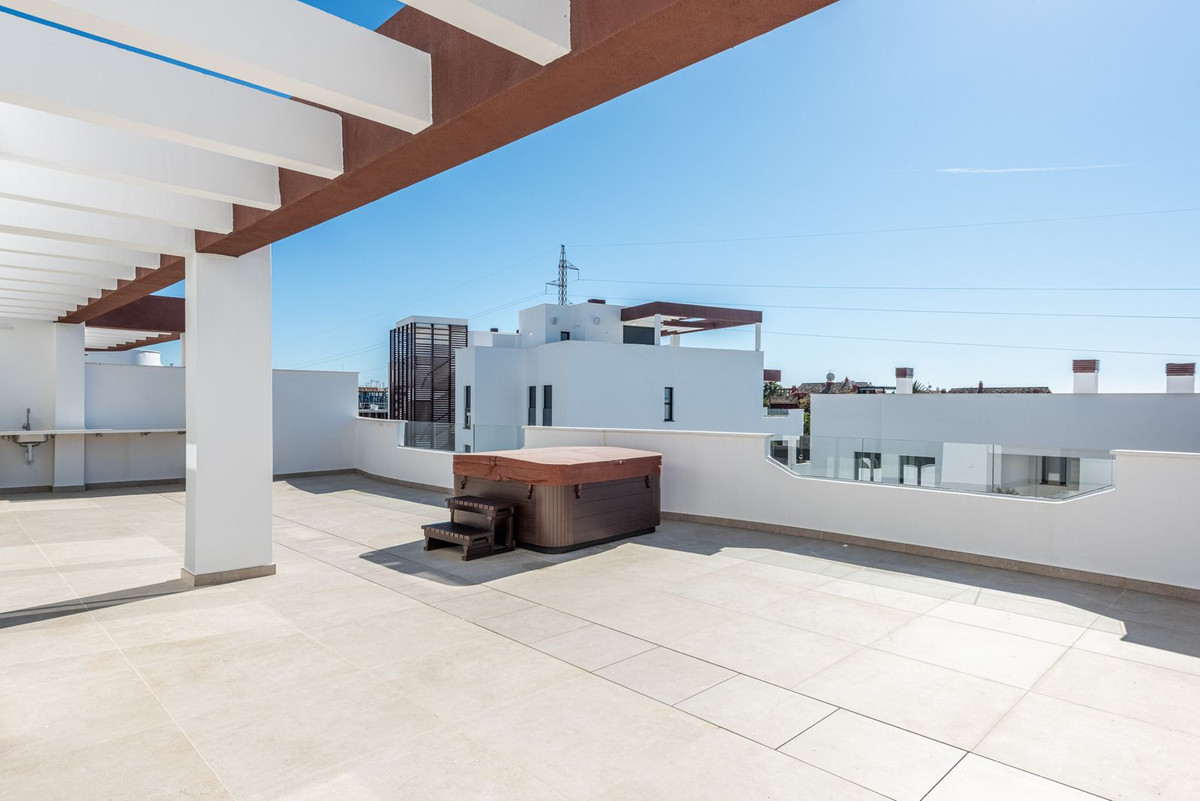 4 Bed Apartment for sale in Estepona Costa Del Sol, Málaga, Spain