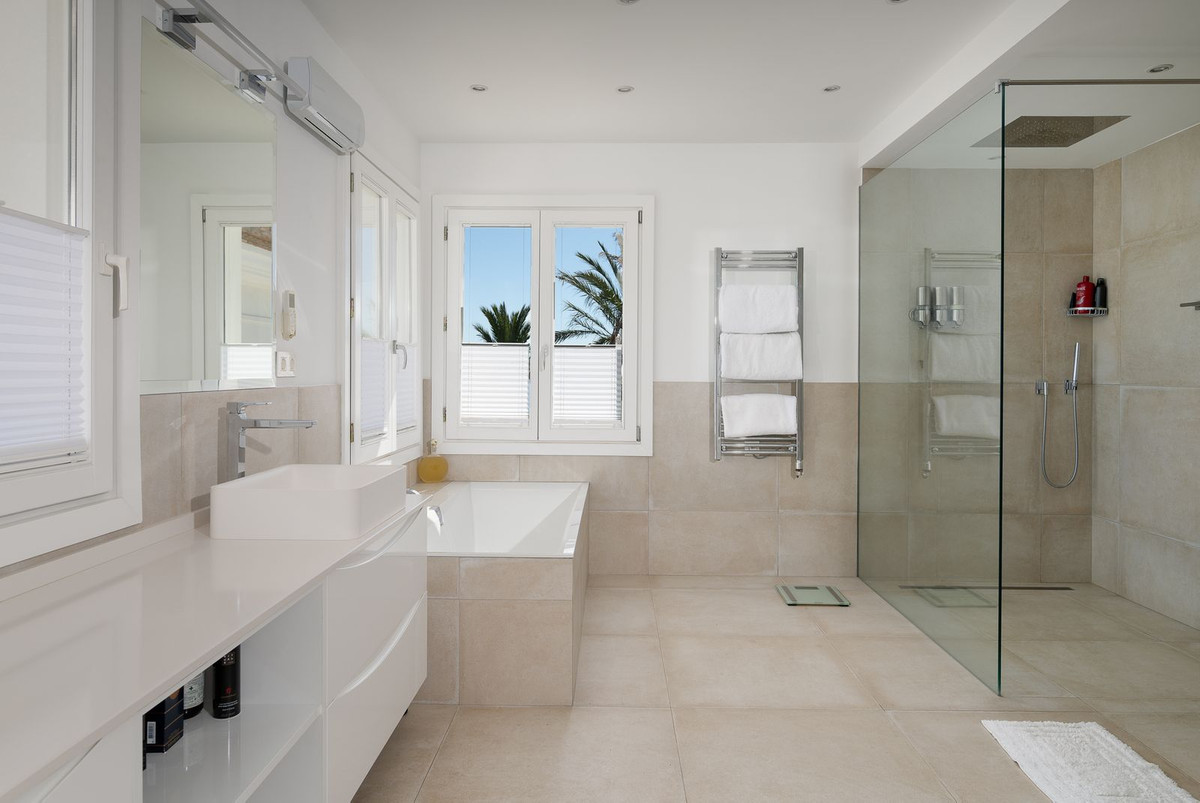 Se vende Villa - Chalet de 9 dormitorios en Costa Del Sol, Málaga, España
