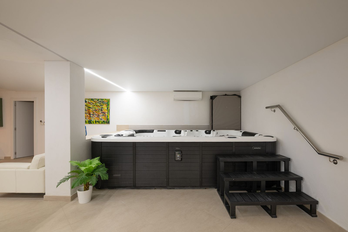 Se vende Villa - Chalet de 9 dormitorios en Costa Del Sol, Málaga, España