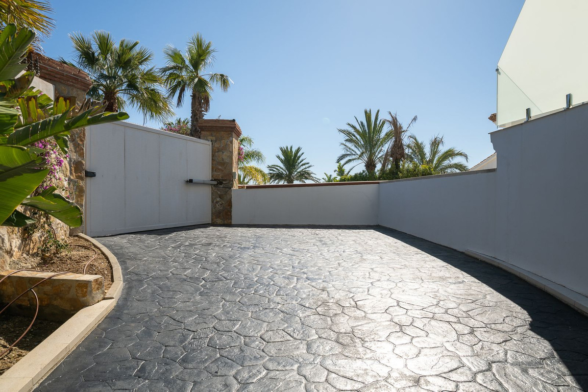 Se vende Villa - Chalet de 9 dormitorios en Costa Del Sol, Málaga, España
