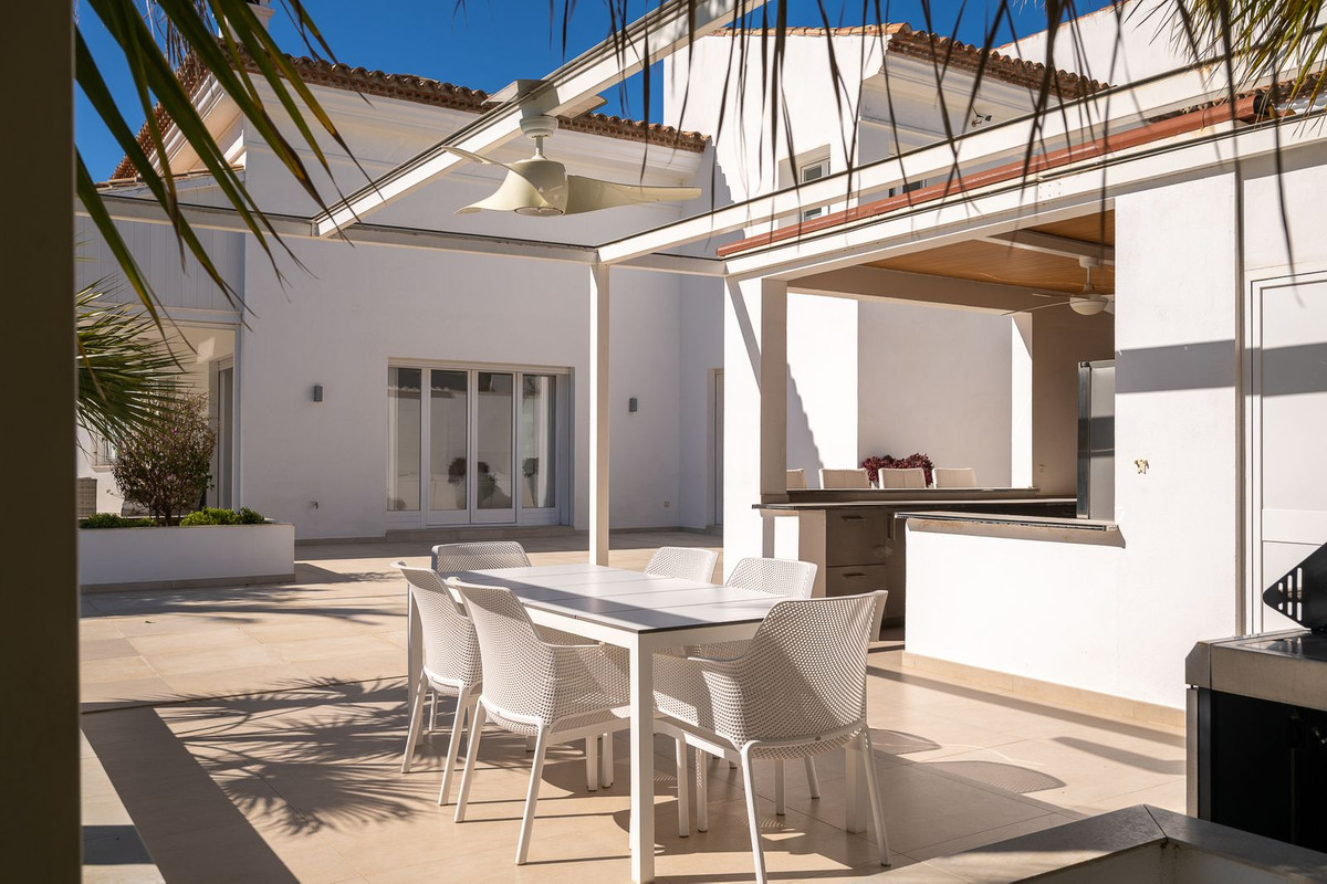 Se vende Villa - Chalet de 9 dormitorios en Costa Del Sol, Málaga, España