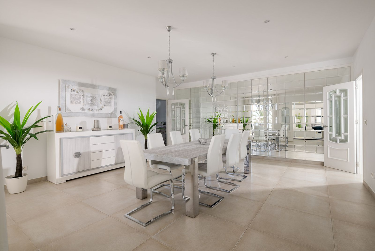 Se vende Villa - Chalet de 9 dormitorios en Costa Del Sol, Málaga, España