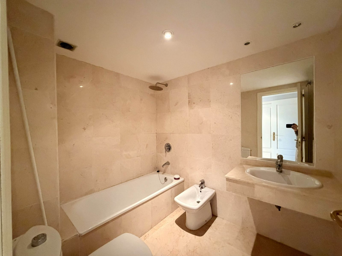 Se vende Apartamento Planta Media de 2 dormitorios en Costa Del Sol, Málaga, España