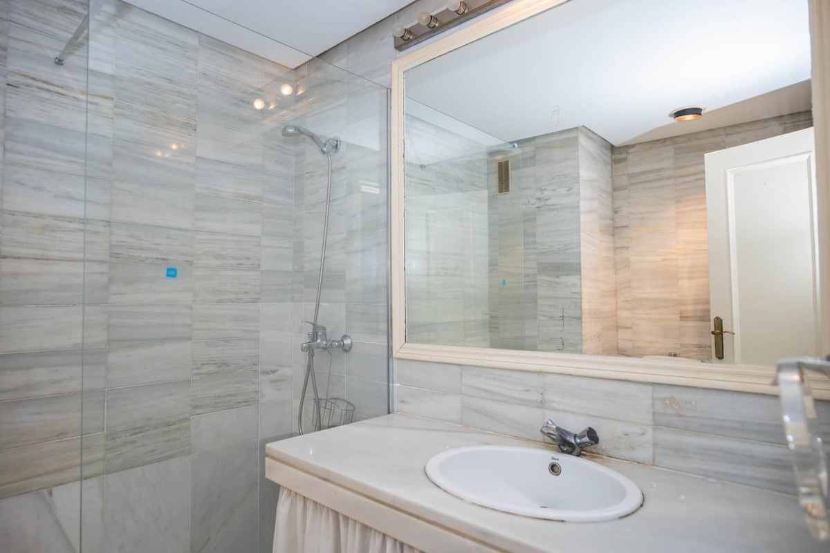Se vende Apartamento Planta Media de 2 dormitorios en Costa Del Sol, Málaga, España