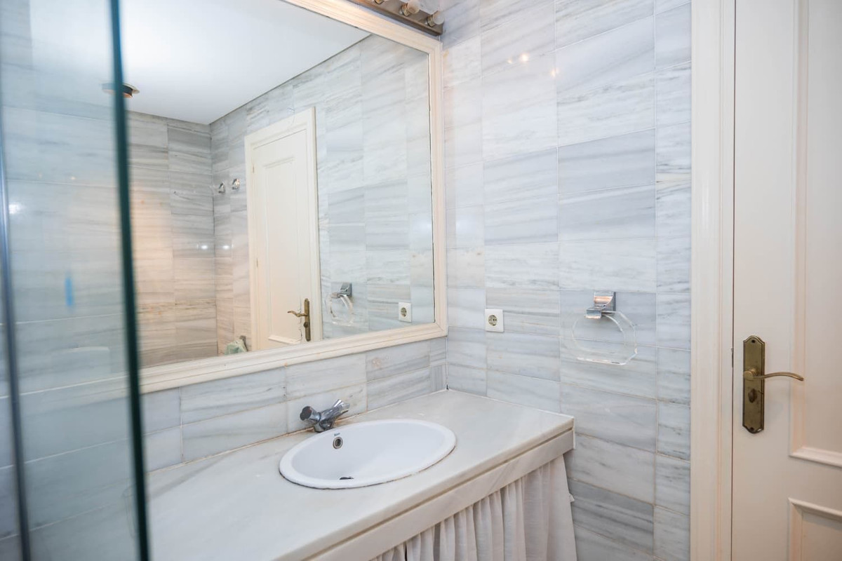 Se vende Apartamento Planta Media de 2 dormitorios en Costa Del Sol, Málaga, España