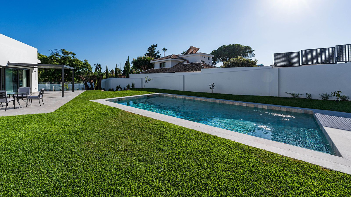 Se vende Villa - Chalet de 5 dormitorios en Costa Del Sol, Málaga, España