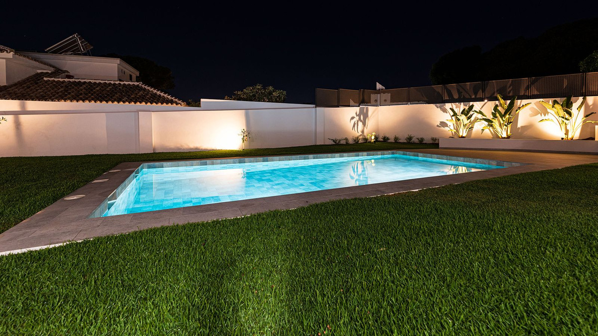 Se vende Villa - Chalet de 5 dormitorios en Costa Del Sol, Málaga, España