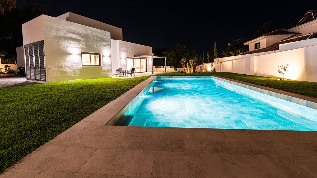 Se vende Villa - Chalet de 5 dormitorios en Costa Del Sol, Málaga, España