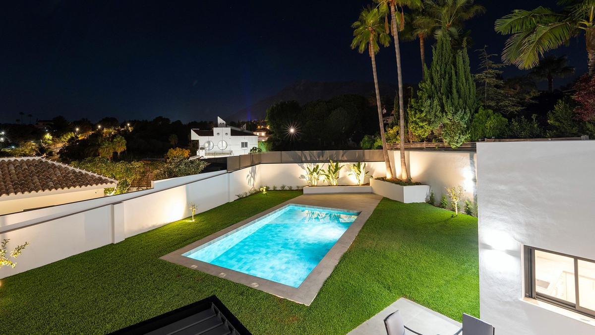 Se vende Villa - Chalet de 5 dormitorios en Costa Del Sol, Málaga, España