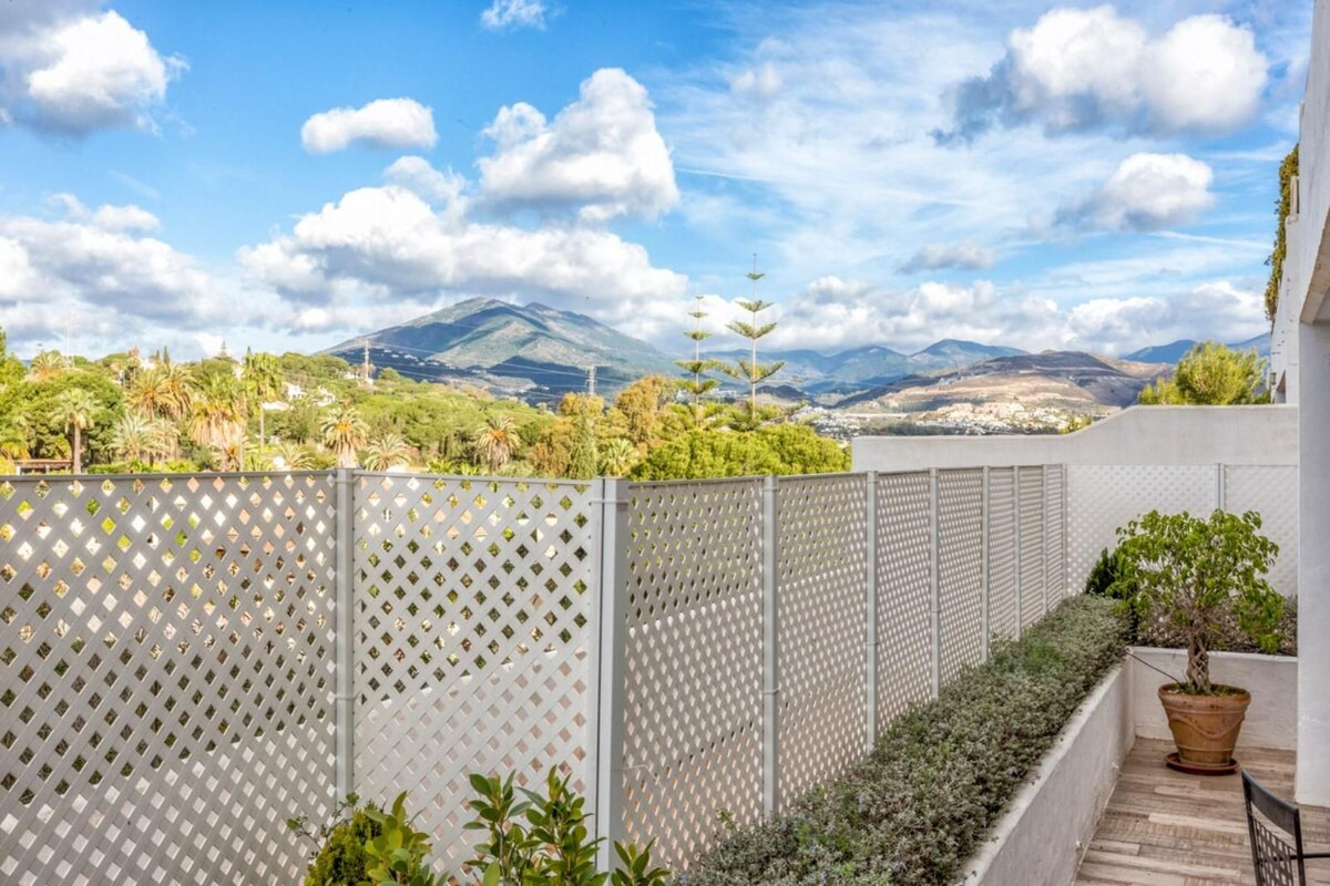 2 Bed Apartment for sale in Nueva Andalucía Costa Del Sol, Málaga, Spain