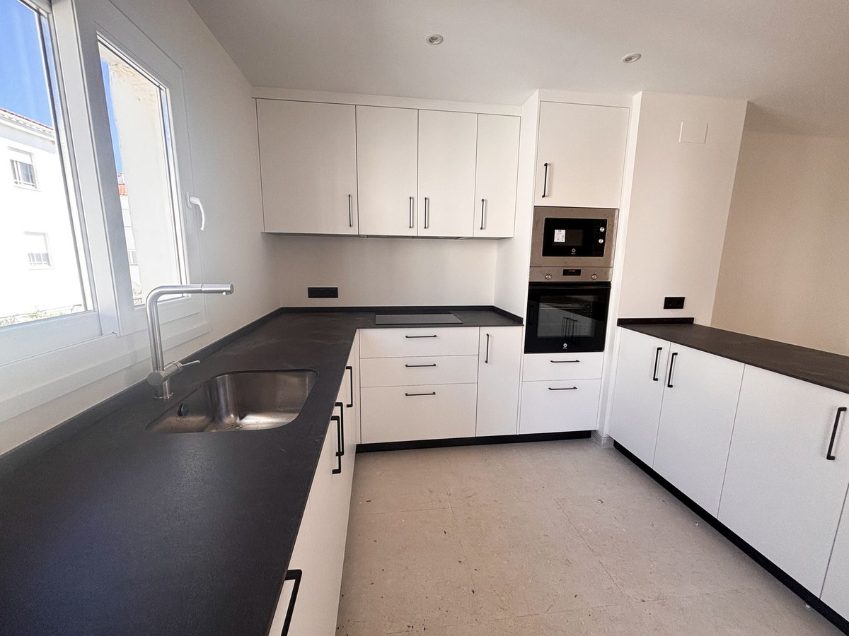 3 Bed Apartment for sale in Estepona Costa Del Sol, Málaga, Spain